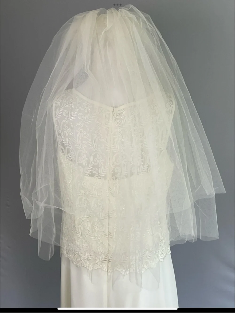 Vintage ivory bridal veil with pill hat and lace-trimmed comb.